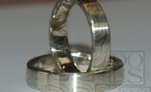 Trouwringen-Mokume-gane-zilver-witgoud-geelgoud.jpg