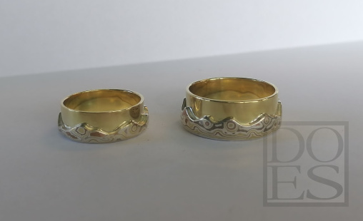 Trouwringen-18kt-geelgoud-Mokume-gane.jpg