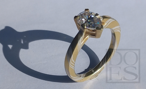 Geelgouden-trouwring-met-diamant.jpg
