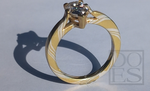 Mokume-gane-ring-18ktgeelgoud-moissaniet.jpg