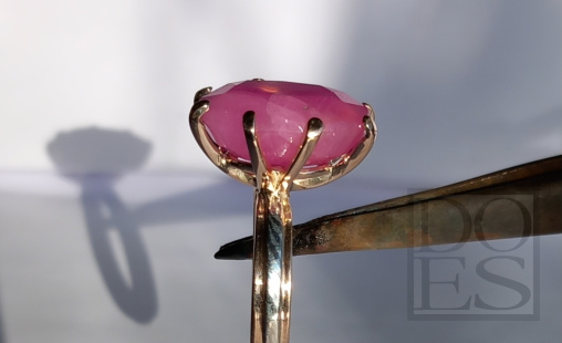 Rose-gouden-ring-met robijn.jpg