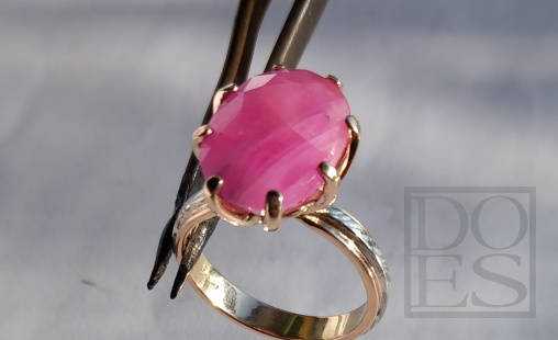 Roze-gouden-ring-met-robijn.jpg